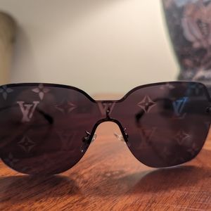 Sunglasses: look! Monogram LV
